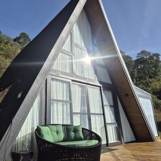 Fachada A-frame e deck