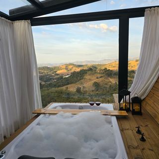 Hidro com espuma e vista para a serra
