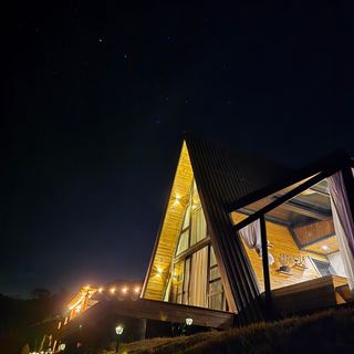 A cabana iluminada à noite
