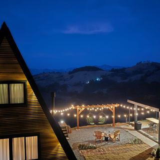 Deck e varal de luzes ao anoitecer