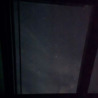 O céu visto pelo teto de vidro