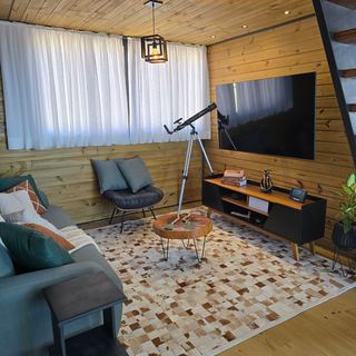 Sala com TV de 65” e telescópio
